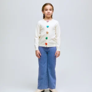 Pantalón vaquero azul de niña con detalle de corazón en bolsillos