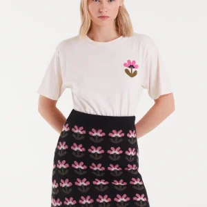 Camiseta 100% algodón con bordado floral