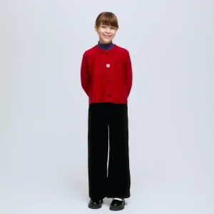 Cárdigan de punto rojo con botones delanteros blancos y rojos