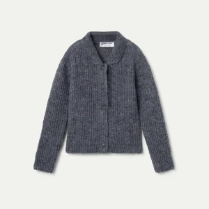 Cárdigan de punto gris con cuello y botones al frente.