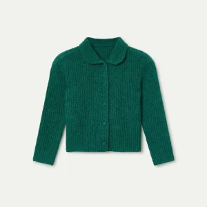 Cárdigan de punto verde con cuello y botones al frente.