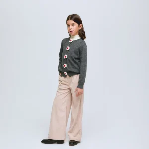 Cardigan gris de punto con botones en forma de flor.