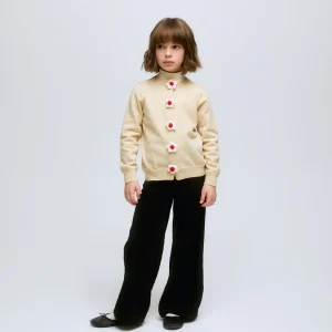 Cardigan beige de punto con botones en forma de flor.