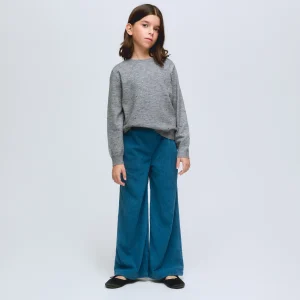 Jersey de niña de punto gris con pequeños apliques de brillos.