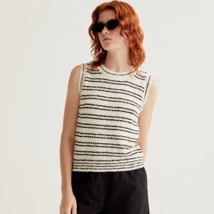 Top de punto texturizado con rayas negras