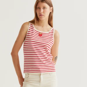 Top de rayas blanco y rojo con bordado de fresa