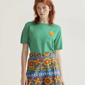 Top de punto verde con bordado de naranja