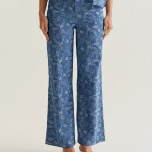 Pantalón vaquero azul con estampado Paisley