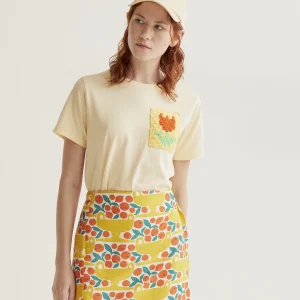 Camiseta amarillo claro con bordado de tulipán