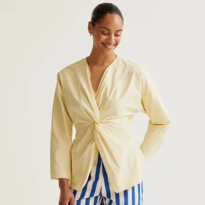 Top drapeado amarillo claro