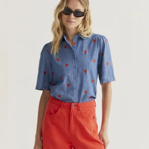 Camisa 100% algodón chambray con bordado de corazones