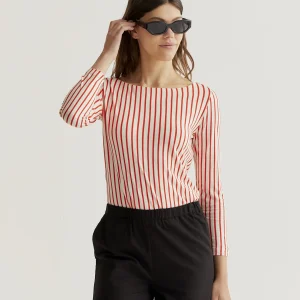 Camiseta con estampado de rayas rojas