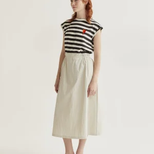 Camiseta con estampado de rayas negras con bordado de tulipán