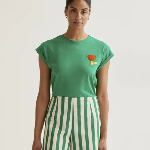 Camiseta verde con bordado de tulipán rojo