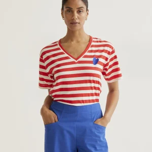 Camiseta con estampado de rayas rojas con bordado de corazón