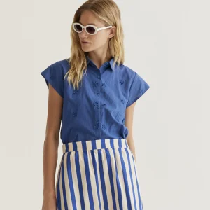 Camisa 100% algodón azul con bordado floral