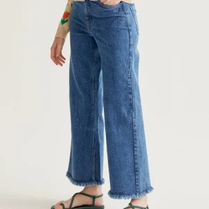 Pantalón vaquero azul con con bajo raw-cut