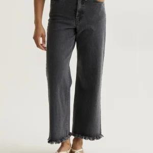 Pantalón vaquero negro con con bajo raw-cut