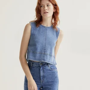 Top vaquero azul con detalles de ondas