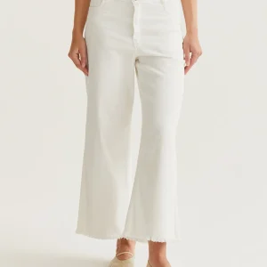 Pantalón vaquero blanco con con bajo raw-cut