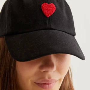 Gorra negra con bordado de corazón