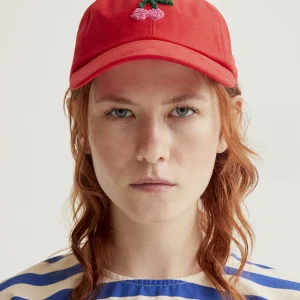 Gorra roja con bordado de cerezas