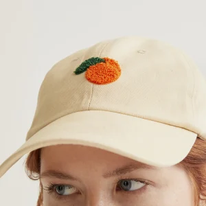 Gorra camel con bordado de naranja
