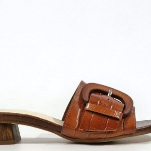 Palas de piel en grabado coco con maxi hebilla de madera