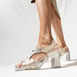 Sandalias de piel en combinado oro con tacón alto